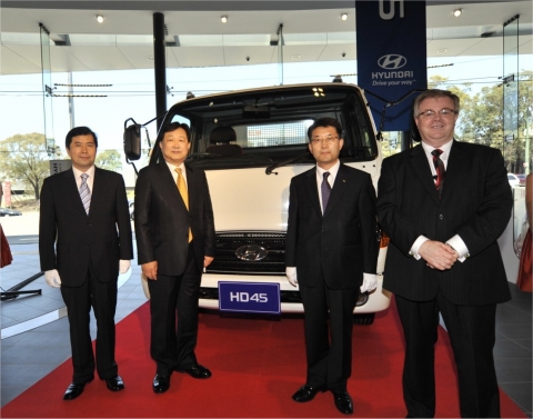 왼쪽부터 현대차 상용차제품개발실장 황용서 전무, 상용담당 최한영 부회장, 현대차호주법인장 이인철 이사, 판매/마케팅 담당 케빈 맥캐인(Kevin McCann) 이사가 기념촬영을 하
