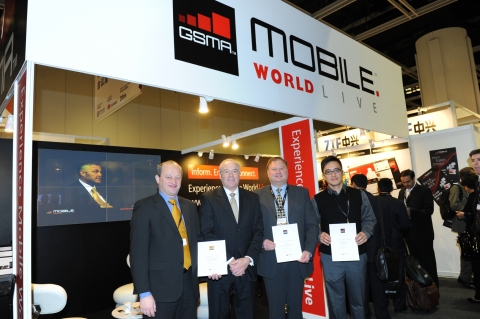 GSMA CEO 랍 컨웨이(Rob Conway, 사진 좌측에서 두번째)가 Best M2M 모듈 수상 기업  대표들과 기념촬영을 하고 있는 모습. 사진 맨 왼쪽부터 차례대로 Norb