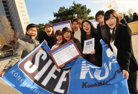 18일 유엔환경계획(UNEP) 한국위원회 주최로 열린 '2009 이산화탄소 제로(CO2 ZERO) 에코캠퍼스 공모전'에서 환경부장관상인 대상을 수상, 12월 덴마