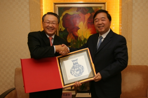 2009년 11월 18일, ‘LIG재산보험’의 출범식에 앞서 LIG손해보험 구자준 회장(외쪽)과 중국 남경시 지젠예(季建業) 시장(오른쪽)이 가진 간담회에서 LIG재산보험의 성공적