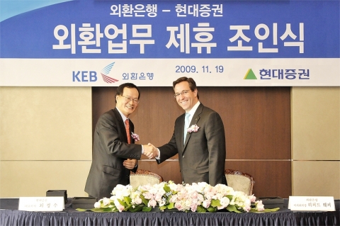 19일 롯데호텔에서 진행된 외환은행과 현대증권의 외환업무 제휴 조인식에서 외환은행 리처드 웨커 이사회의장(사진 오른쪽)과 현대증권 최경수 대표이사(사진 왼쪽)가 조인서 서명후 악수