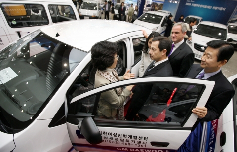 19일 GM DAEWOO 부평본사 홍보관에서 GM DAEWOO 임직원들이 매월 사회복지법인 지엠대우한마음재단에 기부한 후원금으로 마련한 경차 30대를 전국 사회복지기관에 전달했다.