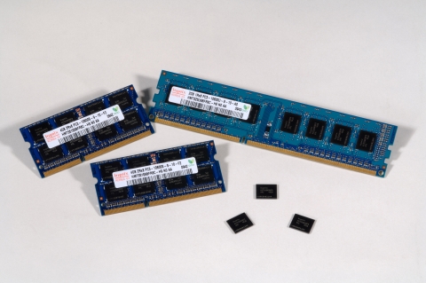 하이닉스반도체가 인텔의 인증을 받은 44나노 2기가비트 DDR3 단품(오른쪽 아래 3개),  노트북용 모듈(왼쪽 2개), 데스크탑용 모듈(오른쪽 1개)