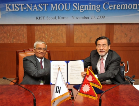 좌측부터 NAST Hom Nath Bhattarai 부총재, KIST 한홍택 원장