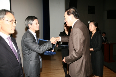 11월 20일 삼성전자 수원사업장에서 '협력사 혁신 우수 사례 발표회'를 개최하며 뛰어난 혁신 성과를 거둔 협력사를 대상으로 시상식을 실시하였다.대상에 선정된 태
