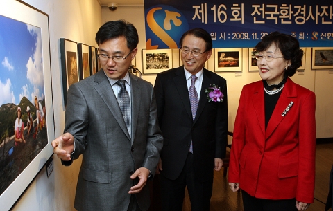 제16회 신한은행 전국환경사진공모전 시상식에서 금상 수상자인 정철원(좌측)씨가 신한은행 이백순 은행장(가운데), 그린코리아21포럼 김명자 이사장(우측 전 환경부 장관)에게 작품을 