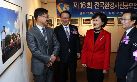 제16회 신한은행 전국환경사진공모전 시상식에서 금상 수상자인 정철원(좌측)씨가 신한은행 이백순 은행장, 그린코리아21포럼 김명자 이사장(전 환경부 장관), UN Global Com