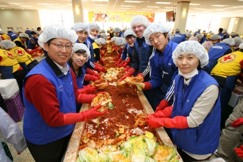 삼성전자 ‘김장 사랑 나누기’에 참여한 삼성전자 사회봉사단 정호진사무국장(왼쪽부터) 세번째 리웨이펑선수, 북한출신의 안영학선수,오른쪽 두번째 박지영선수, 조지 마이어 트레이너, 이