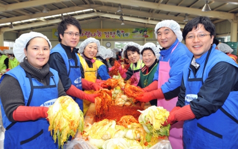 20일 용인시 종합운동장에서 삼성전자 기흥-화성사업장 임직원들이 적십자 봉사단, 새마을 부녀회원,  자원봉사센터 회원 200여명과 함께 지역사회의 독거노인, 장애인가정, 한부모가정