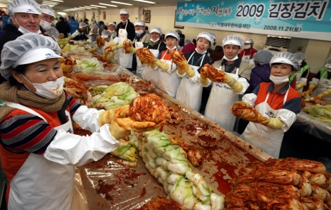 사회복지법인 지엠대우한마음재단은 21일, 부평본사에서 임직원 가족 250여명이 함께하는 김장김치 담그기 행사를 가졌다. GM DAEWOO 마이크 아카몬(Mike Arcamone) 