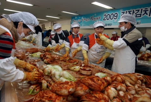 About 250 local and foreign employees, including GM Daewoo President and CEO Mike Arcamone, made 10 tons of kimchi for their neighbors in need