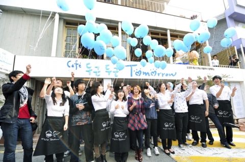 Cafe 두근두근 Tomorrow, 하이브리드 마케팅의 새로운 이정표 제시