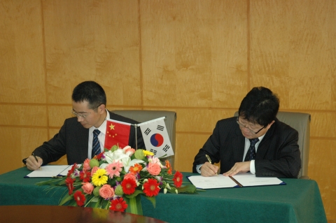 Byoung Joo Gwag, President and CEO of AmKor (Right) and Xuxinliang, President of Jiayuan (Left), signing the licensing agreement for Development & Commercialization of Neu2000 in China