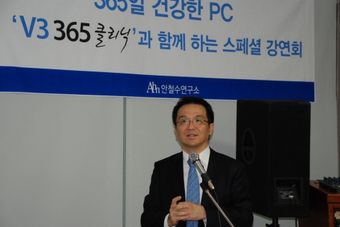 김홍선대표가 현대백화점 목동점 문화센터에서 강연을 하고 있다.