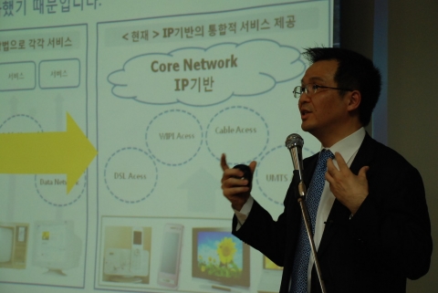 김홍선대표가 현대백화점 목동점 문화센터에서 강연을 하고 있다.