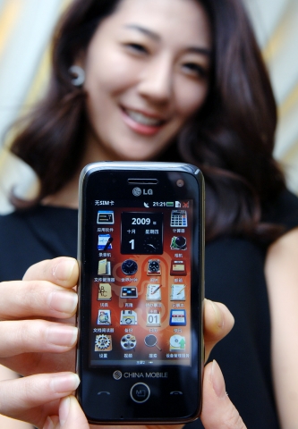 LG전자 모델이 중국향 안드로이드폰 'LG GW880'을 소개하고 있다. LG전자는 이달 말 차이나모바일(China Mobile)社을 통해 안드로이드 운영체제 기