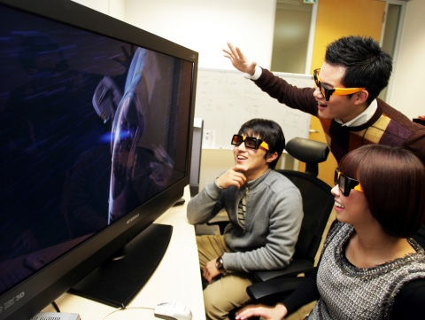 SK텔레콤 직원들이 입체안경을 쓰고 『실시간 3D입체화 기술』을 통해 변환된 영상을 시청하고 있다.