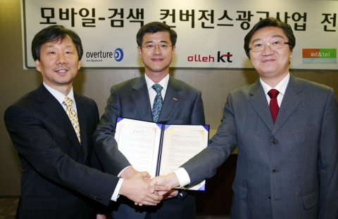 KT, 오버추어코리아, 애드앤텔 등 3사가 26일 KT 잠실 사옥에서 “모바일 검색 컨버전스 광고 사업에 관한 전략적 제휴”를 맺고 있다. 사진 왼쪽부터 오버추어코리아 김대선 대표