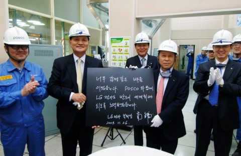 LG전자 최고경영진이 26일 포스코 광양제철소를 찾아 혁신사례 벤치마킹의 기회를 가졌다. 현장 견학 후 LG전자 남용 부회장(왼쪽 두 번째)과 포스코 최종태 사장(왼쪽 네 번째) 