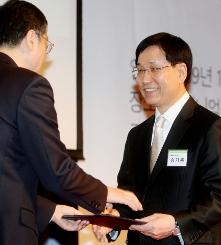 자연주의 화장품 브랜드 더페이스샵 대표 송기룡이 26일 서울 밀레니엄 힐튼호텔 그랜드볼룸에서 개최된 ‘코리아 브랜드 컨퍼런스 2009’에서 ‘제 11회 대한민국 브랜드대상’ 대상(대통령상)을 수상하고 있다.