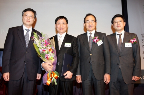 자연주의 화장품 브랜드 더페이스샵 대표 송기룡이 26일 서울 밀레니엄 힐튼호텔 그랜드볼룸에서 개최된 ‘코리아 브랜드 컨퍼런스 2009’에서 ‘제 11회 대한민국 브랜드대상’ 대상(대통령상)을 수상한 후 기념촬영을 했다. (왼쪽부터 지식경제부 허경 국장, 더페이스샵 송기룡 대표, 서울과학종합대학원 윤은기 총장, 산업정책연구원 신철호 이사장)