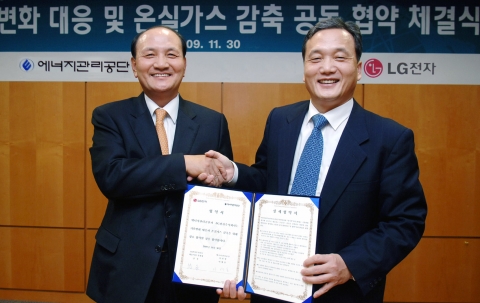 LG전자와 에너지관리공단이 기후변화 대응, 온실가스 감축, 에너지절감 분야에서 상호 협력하기로 했다. LG전자 남용 부회장, 에너지관리공단 이태용 이사장 등이 참석한 가운데 30일