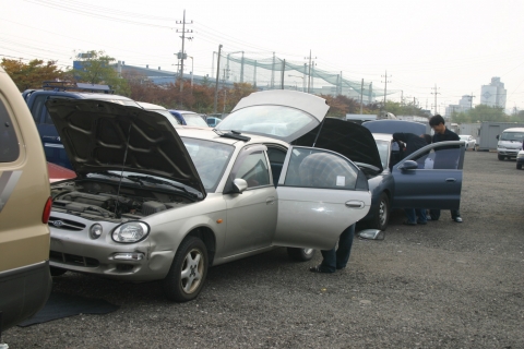 수출될 중고차를 점검하는 장면