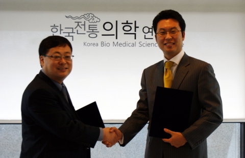 황성연 전통의학연구소 대표(왼쪽)와 더글라스 리 FDA 링크 대표가 양해각서 체결 후 악수하고 있다.