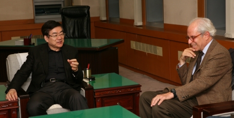 한진그룹 산하 일우재단은 7일 오후 서울 중구 남대문로 2가 소재 한진빌딩 26층 대강당에서‘제 1회 일우 사진상’ 심사를 위해 내한한 세계적 사진 거장 스테판 쇼어 초청 강연회를