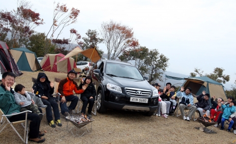 8일 충남 공주시 반포면에 위치한 이안 숲속 캠핑장에서 자동차와 캠핑에 관심있는 동호회 회원들이 가족과 함께 늦가을의 정취를 만끽하고 있다.