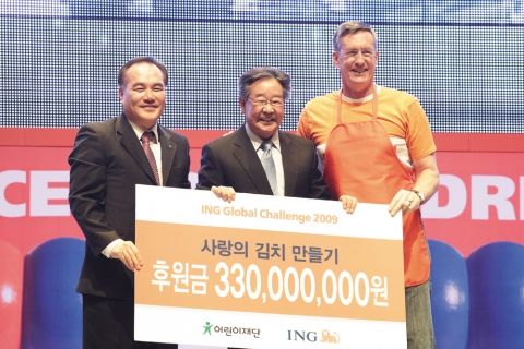 ING생명은 '사랑의 김치 담그기' 행사에서 어린이재단에 후원금을 전달했다. (왼쪽부터 어린이재단 김원진 사무총장, 어린이재단 최불암 전국 후원회장, ING생명 