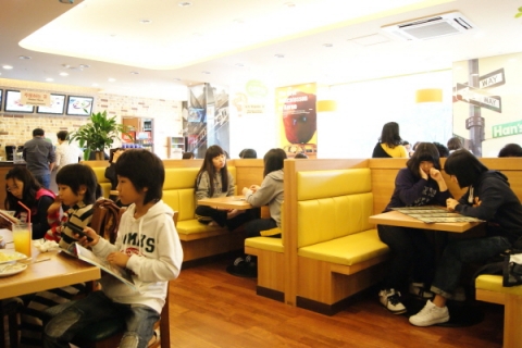 가맹점 추천인이 많은 한스델리의 매장 전경, 깔끔하고 세련된 매장 구성이 돋보인다.