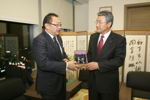 박승호 포항시장이 모리 전 일본 총리 특보 고바야시 유타카씨에게 포항시의 상징물인 연오랑 세오녀 상을 전달하고 있다.