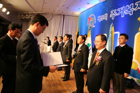 한만희 국토해양부실장으로부터 국무총리표창을 수여받고 있는 대한주택보증 남영우사장