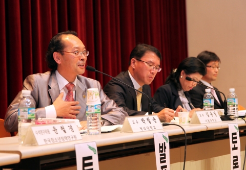 한국청소년단체협의회가 13일 개최한 청소년정책연구세미나에서 백석대 박철웅 교수가 발표를 하고 있다.