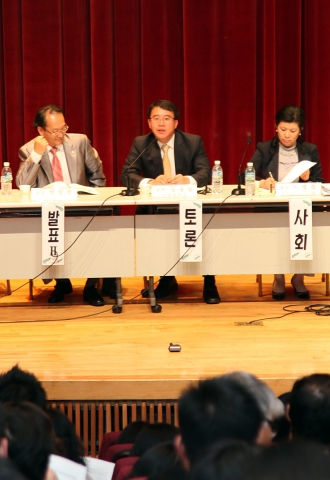 한국청소년단체협의회가 13일 개최한 청소년정책연구세미나에서 서울대학교 김동일 교수가 발표를 하고 있다.