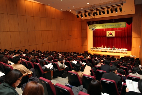 한국청소년단체협의회가 13일 개최한 청소년정책연구세미나에 300여명의 학생청소년, 교수, 학부모, 대학입시관계자, 공무원 등이 모여 관심을 끝었다.