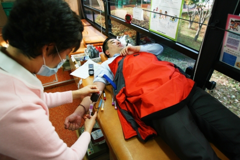 11일 안산시시설관리공단 올림픽기념관에서 공단 임직원들이 사랑의 헌혈운동에 적극 동참하고 있다.