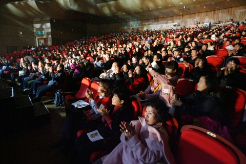 자원봉사자의 날 행사에 참석한 일천여명의 자원봉사자 및 시민들이 축하공연을 관람하며 즐거운 시간을 보내고 있다.