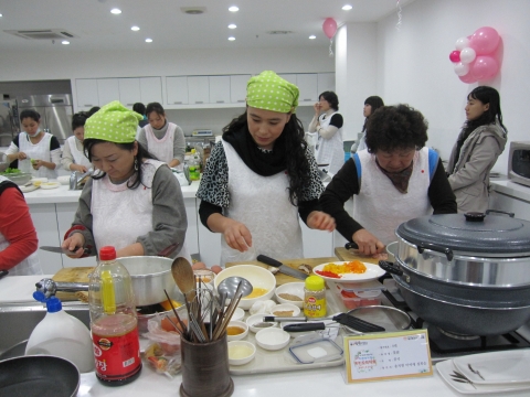 ‘다문화가정 치킨요리대회’  참가자들이 열심히 요리하고 있다.