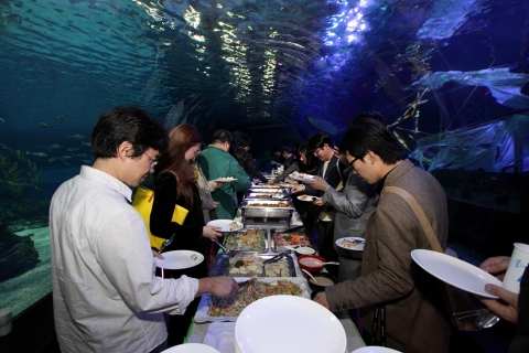 지난 27일 부산아쿠아리움에서 열린 ICON2009(국제콘텐츠개발자컨퍼런스) ‘개발자의 밤’ 행사 모습. 화려한 수중 마술쇼 관람에 이어 80m 해저터널 속 만찬을 즐기고 있다.