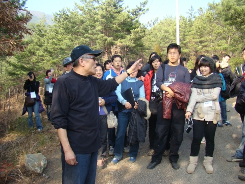 황석영 작가와 독자 27쌍이 지리산 둘레길을 걷고 있는 모습