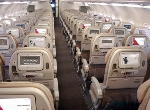 첨단 기내사양을 채택한 아시아나 A321-200 항공기의 트래블클래스 전경
