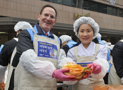3일 외환은행 본점에서 개최된 독거노인 및 소년.소녀 가정 등을 위한 ‘사랑의 김장나누기’행사에서 래리클레인 은행장이 손수 버무린 김장김치를 들고 포즈를 취하고 있다. 이날 담근 