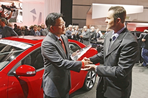 B.M. Ahn, Group President and CEO of Kia Motors America and Kia Motors Manufacturing Georgia, accepts the NADAguides.com ‘Car of the Year’ award from Mike Caudill of NADAguides.com for the Kia Forte (Cerato).