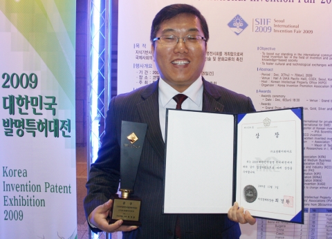유통기한체크시스템(Time-PLU시스템) 개발을 주도한 보광훼미리마트 남기형 POS개발팀장이 이달 3일 특허청이 주최하고 한국발명진흥회가 주관한 ‘2009 대한민국발명특허대전’에서