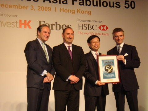 NHN 김상헌 대표가 3일 홍콩에서 열린 ‘아시아-태평양 50대 유망 기업 (Asia’s fabulous 50 companies)’ 수상식 및 저녁 만찬에서 Forbes 측 인사들