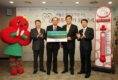 7일 사회복지공동모금회에서 열린 하나은행 공익신탁 성금 전달식에서 사회복지공동모금회 윤병철회장(왼쪽에서 두번째)과 하나은행 김정태은행장(왼쪽에서 세번째) 및 관계자들이 기념촬영하고