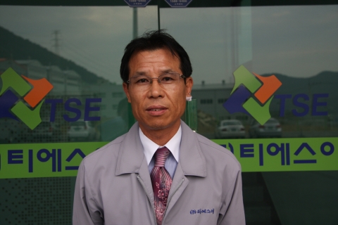 보조공학기기 지원 우수사례 사업체 부분 최우수상을 수여 받은 (주)티에스이의 김형수 부장