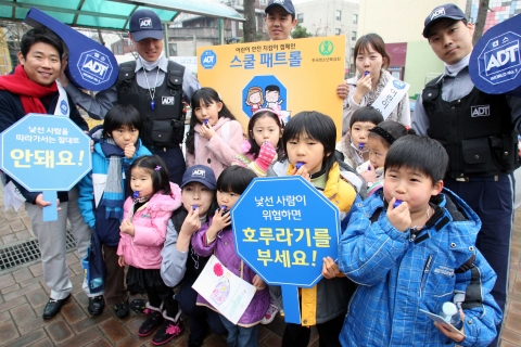 ADT캡스와 한국청소년육성회가 9일 어린이 안전 캠페인 일환으로 서울시내 2개 초등학교를 대상으로 호신용품 및 안전 수칙 배포 활동을 전개했다. 장충초등학교 어린이들이 ADT캡스와 한국청소년육성회에서 배포한 호루라기를 불고 있다. ADT캡스는 어린이 우범지역과 학교 주변 순찰을 강화하는 것은 물론, 어린이 안전 교육 및 보호 활동에 최선을 다할 것이라고 밝혔다.